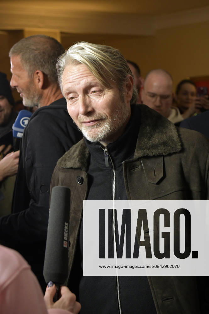 Mads Mikkelsen bei der Premiere des Kinofilms Therapie für Wikinger im Kino im Delphi-Filmpalast. Berlin
