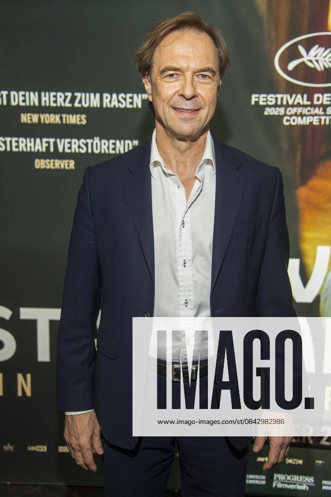 Abb: Gunnar Dedio deutscher Filmproduzent und Medienunternehmer. Er ist Gruender und Geschaeftsfuehrer der Filmproduktionsfirma LOOKSfilm. zu Gast auf dem roten Teppich bei der Berlin Premiere des Kino Films Zwei Staatsanwälte Staatsanwaelte im Cinema Paris Berlin am 17.12.2025 in Berlin Berlin Deutschland