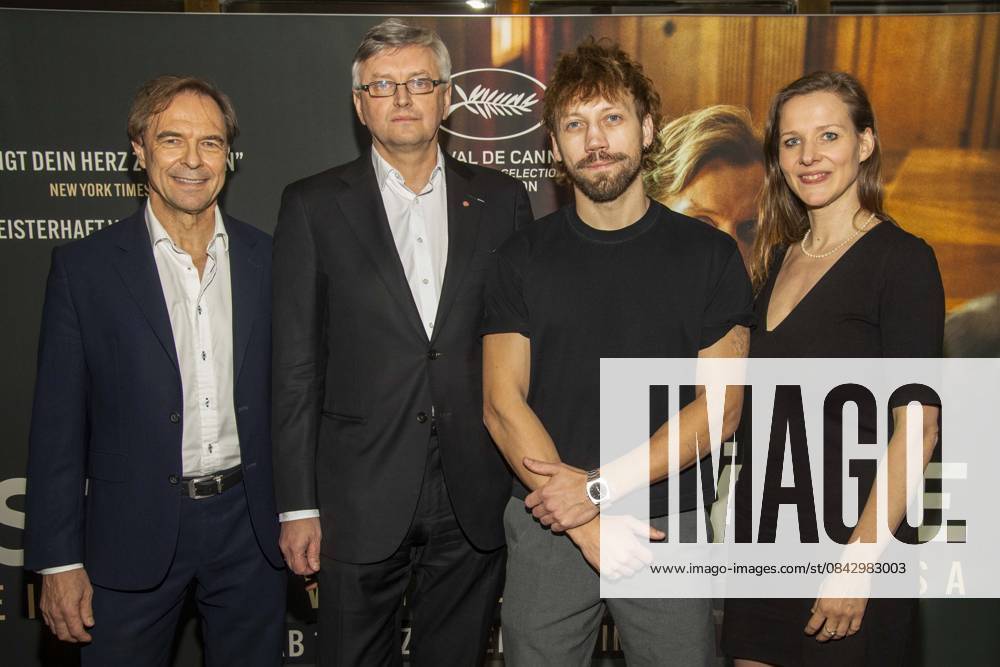 Abb: Gunnar Dedio, Sergei Loznitsa, Alexander Alexandrowitsch Kusnezow und Dr. Regina Bouchehri zu Gast auf dem roten Teppich bei der Berlin Premiere des Kino Films Zwei Staatsanwälte Staatsanwaelte im Cinema Paris Berlin am 17.12.2025 in Berlin Berlin Deutschland