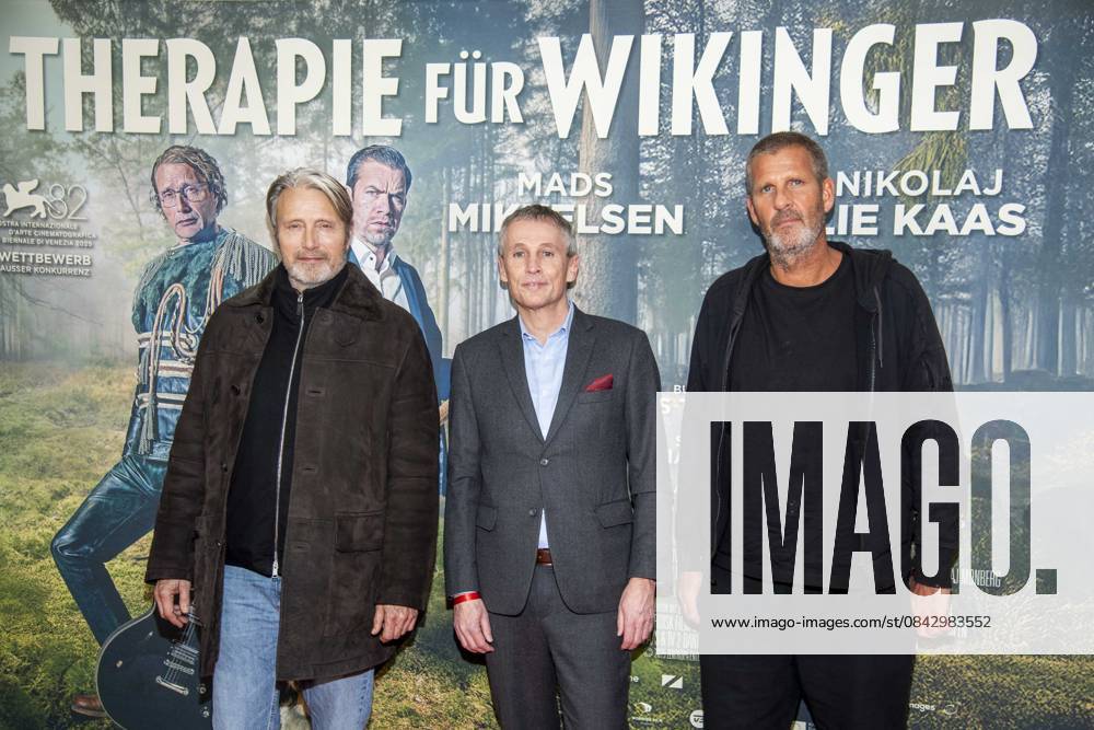 Abb: Mads Mikkelsen, Thomas Ostrup Moller ( Daenische Botschafter) und Anders Thomas Jensen auf dem roten Teppich bei der Berliner Film Premiere von Therapie fuer Wikinger im Kino Delphi Filmpalast Berlin am 17.12.2025 Berlin Deutschland