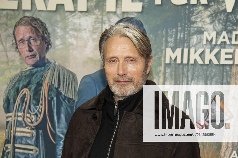 Abb: Mads Dittmann Mikkelsen daenischer Schauspieler auf dem roten Teppich bei der Berliner Film Premiere von Therapie fuer Wikinger im Kino Delphi Filmpalast Berlin am 17.12.2025 Berlin Deutschland