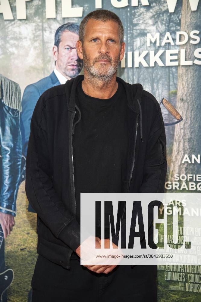 Abb: Anders Thomas Jensen daenischer Regisseur Drehbuchautor und Schauspieler auf dem roten Teppich bei der Berliner Film Premiere von Therapie fuer Wikinger im Kino Delphi Filmpalast Berlin am 17.12.2025 Berlin Deutschland