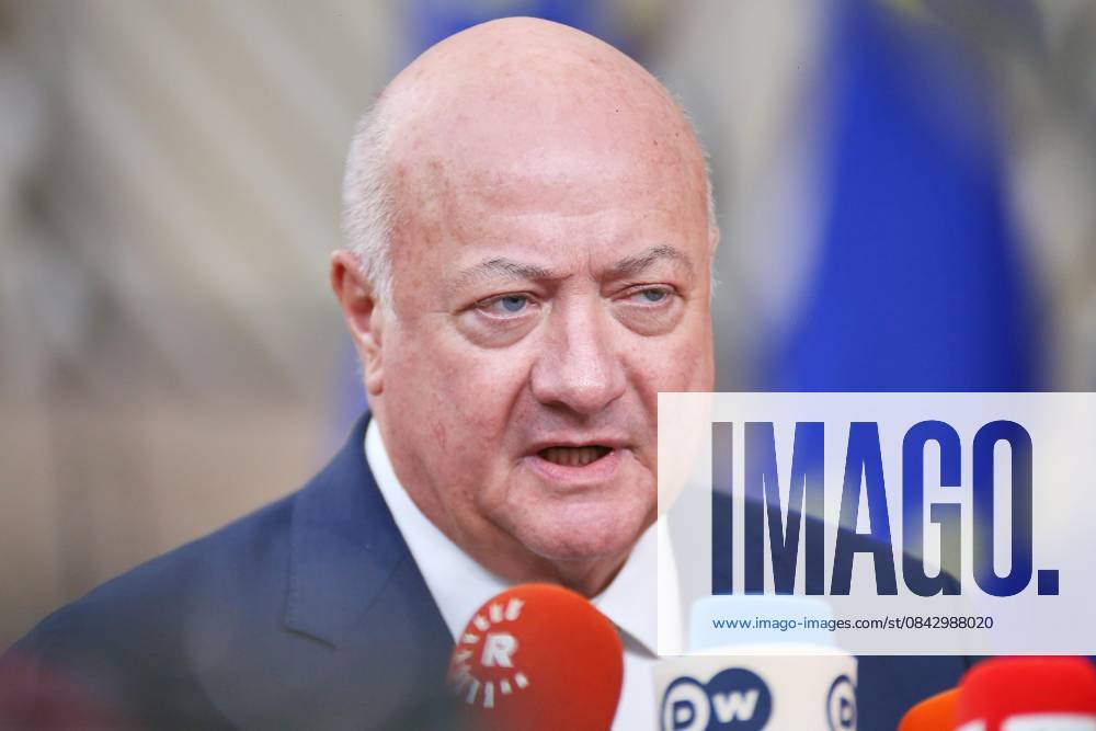 Brüssel, Belgien, 18.12.2025: Europa-Gebäude: EU-Gipfel: Christian Stocker, Bundeskanzler von Österreich, gibt vor Beginn ein Pressestatement