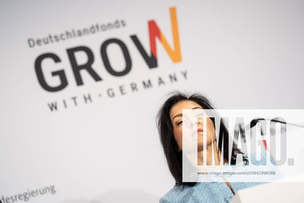 Katherina Reiche, Bundeswirtschaftsministerin, während der Pressekonferenz zur Vorstellung des Deutschlandfonds;Grow with Germany Pressekonferenz zur Vorstellung des Deutschlandfonds bei KfW-Bankengruppe -, Berlin Berlin Deutschland KfW-Bankengruppe