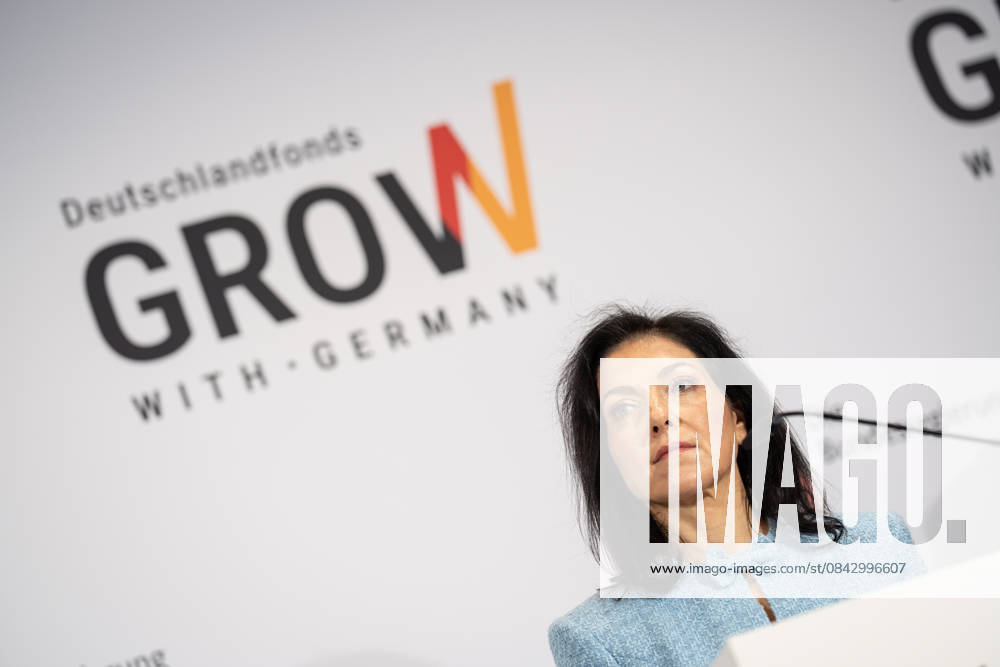 Katherina Reiche, Bundeswirtschaftsministerin, während der Pressekonferenz zur Vorstellung des Deutschlandfonds;Grow with Germany Pressekonferenz zur Vorstellung des Deutschlandfonds bei KfW-Bankengruppe -, Berlin Berlin Deutschland KfW-Bankengruppe