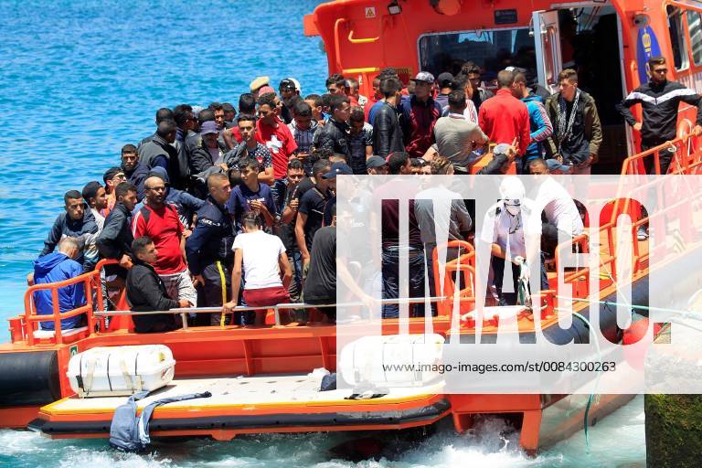 Spanish Maritime Rescue Services prepare to bring ashore a total of 70 rescued migrants in Tarifa, southern Spain, 06 July 2018, while trying to reach Spanish soil traveling on a boat. A total of 70 rescued migrants in Tarifa !ACHTUNG: NUR REDAKTIONELLE NUTZUNG!