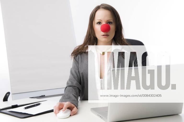 Geschaeftsfrau mit roter Clownnase business woman with red nose BLWS486075
