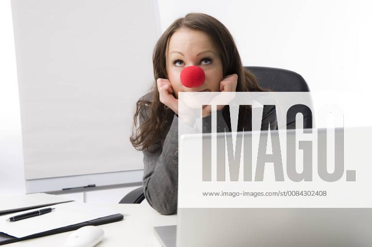 Geschaeftsfrau mit roter Clownnase business woman with red nose BLWS486078