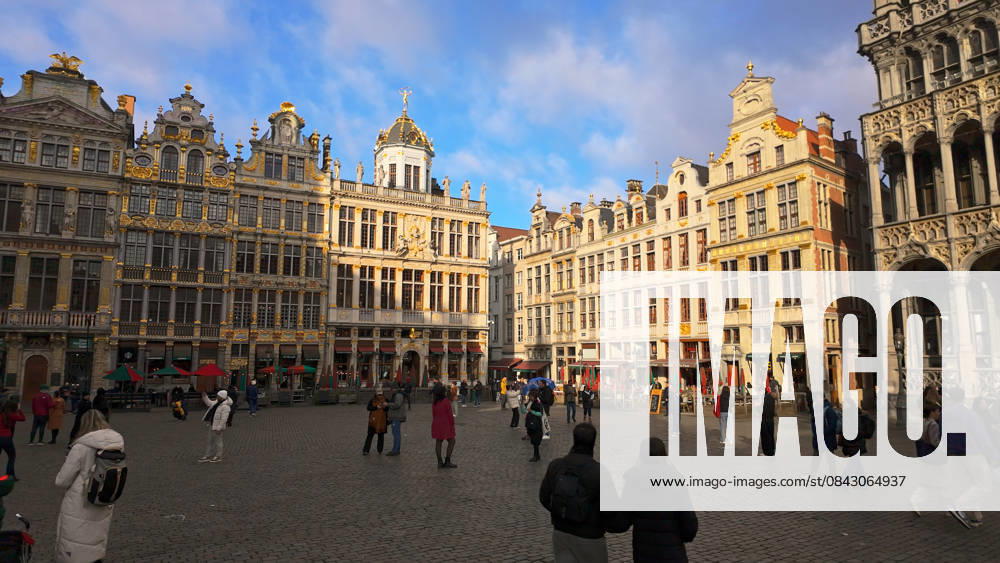 BRÜSSEL, BELGIEN - 26. NOVEMBER 2025 - Grand Place Brüsseler Stadtplatz mit historischen, vergoldeten Gebäuden BRUSSELS, BELGIUM - NOVEMBER 26, 2025 - People walking on Grand Place, a historic market square surrounded by ornate guildhalls (License=RM)