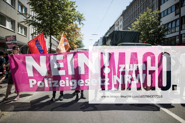 Demonstration - Nein zum neuen Polizeigesetz NRW! - am 07. Juli 2018 in Düsseldorf. Die Demonstranten gehen wegen der geplanten Verschärfung des Polizeigesetz in NRW auf die Straße. Demonstration - Nein zum neuen Polizeigesetz NRW! in Düsseldorf