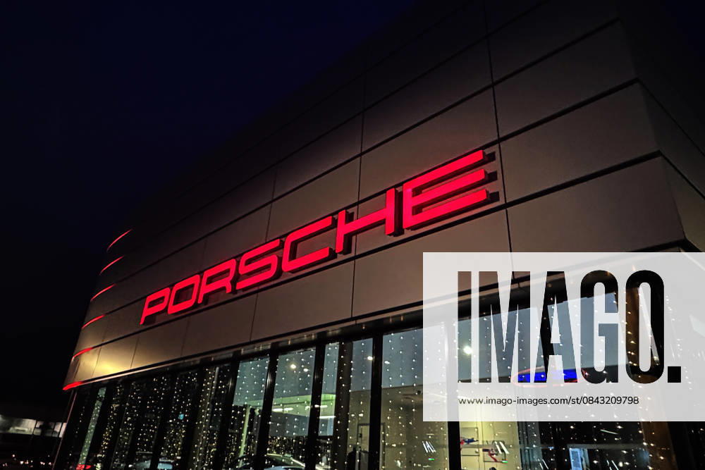 Wirtschaft, Porsche Zentrum, emwirt v.l. Porsche Zentrum Karlsruhe in Ettlingen Porscheplatz 9-11 911 bei Dunkelheit beleuchtet Licht Ettlingen