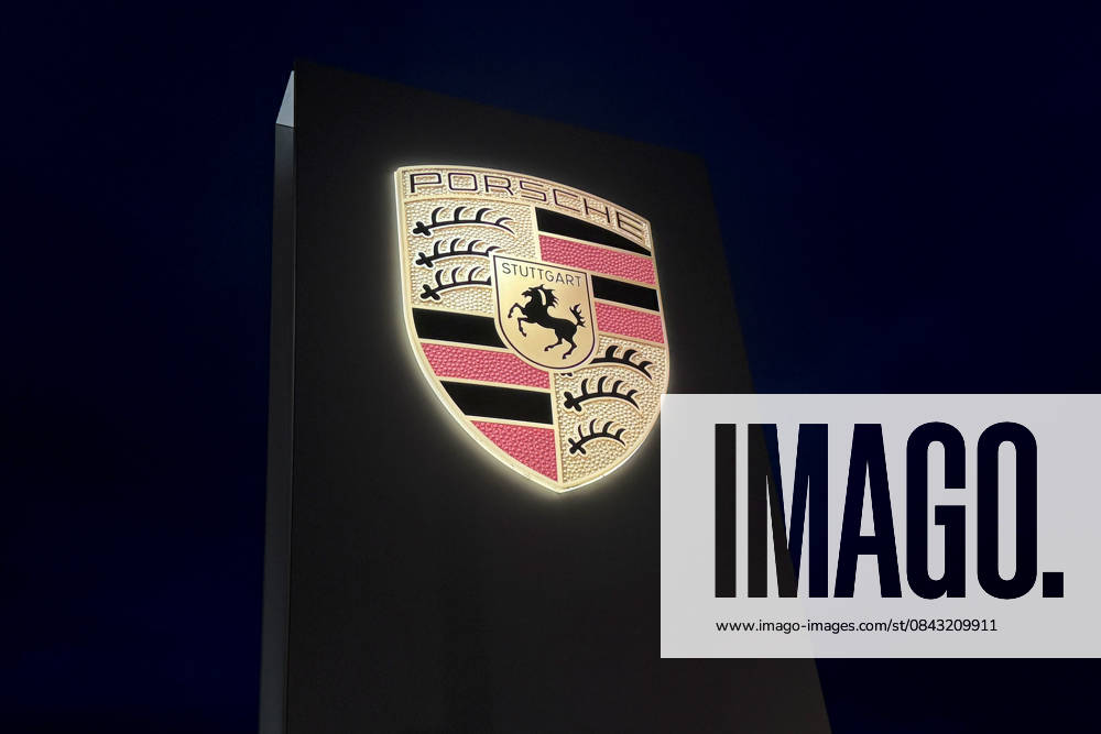 Wirtschaft, Porsche Zentrum, emwirt v.l. Porsche Zentrum Karlsruhe in Ettlingen Porscheplatz 9-11 911 bei Dunkelheit beleuchtet Licht Ettlingen