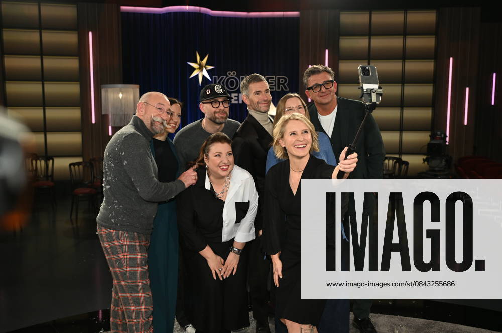 Moderator Horst Lichter, Gründerin Carina Raddatz, Sänger Mark Forster, Schauspielerin Meltem Kaptan, Moderator Micky Beisenherz, Psychotherapeutin Franca Cerutti, Schauspieler Hans Sigl und Moderatorin Susan Link zu Gast in der WDR Talkshow Kölner Treff und machen ein Selfie