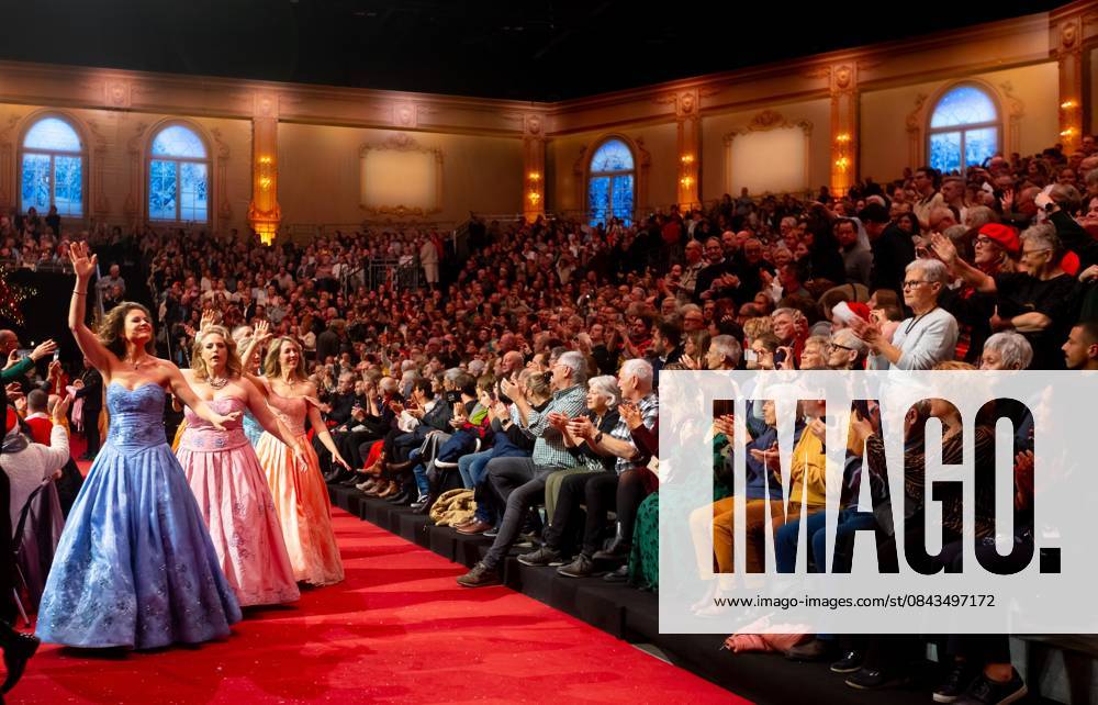 MAASTRICHT Musicians perform during the last of André Rieu s six Christmas concerts at the MECC. Rieu is accompanied by his Johann Strauss Orchestra, soloists, dancers, and skaters. ANP IRIS VAN DEN BROEK netherlands out - belgium out