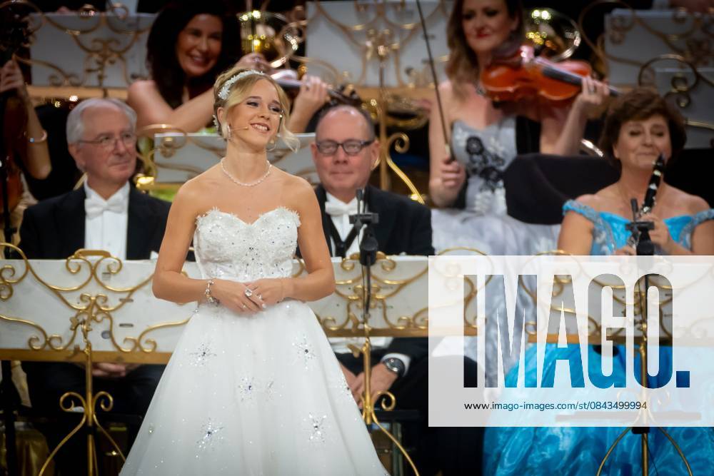 MAASTRICHT Emma Kok during the last of André Rieu s six Christmas concerts at the MECC. Rieu is accompanied by his Johann Strauss Orchestra, soloists, dancers, and skaters. ANP IRIS VAN DEN BROEK netherlands out - belgium out