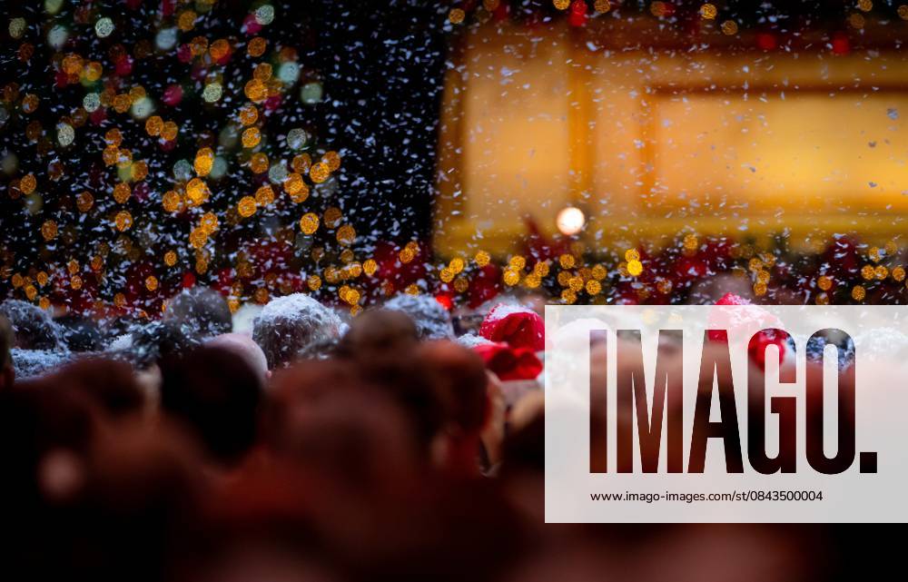 MAASTRICHT An audience in the snow during the last of André Rieu s six Christmas concerts at the MECC. Rieu is accompanied by his Johann Strauss Orchestra, soloists, dancers, and skaters. ANP IRIS VAN DEN BROEK netherlands out - belgium out