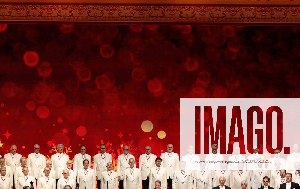 MAASTRICHT The Mastreechter Staar Men s Choir will perform the last of André Rieu s six Christmas concerts at the MECC. Rieu will be accompanied by his Johann Strauss Orchestra, soloists, dancers, and skaters. ANP IRIS VAN DEN BROEK netherlands out - belgium out