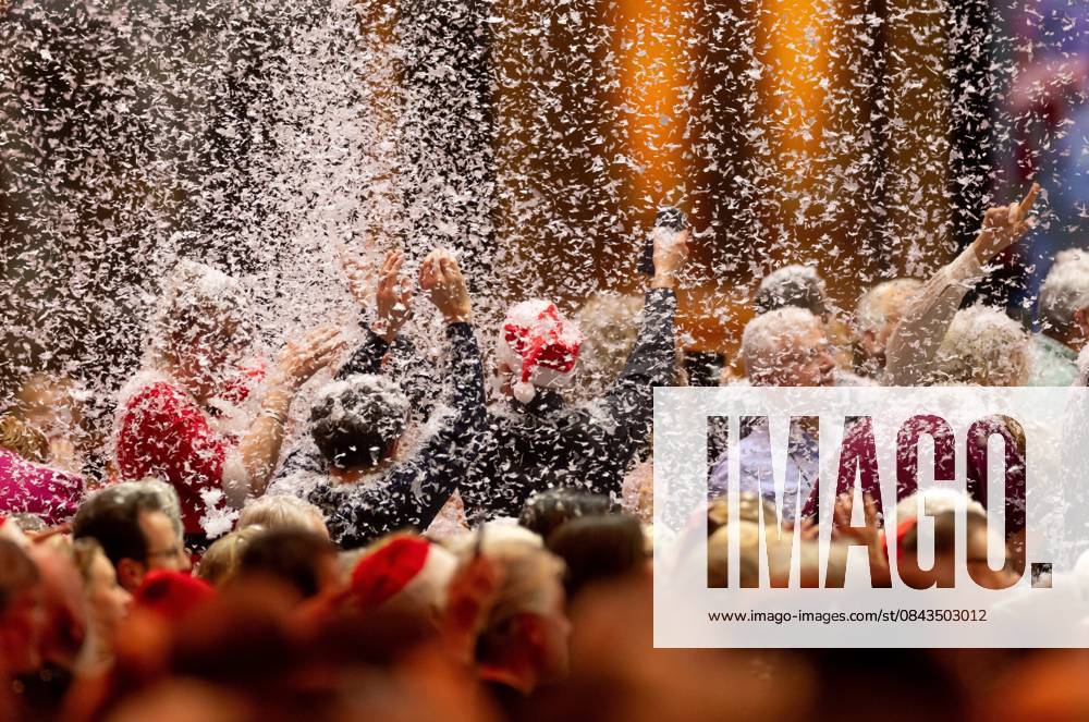 MAASTRICHT An audience in the snow during the last of André Rieu s six Christmas concerts at the MECC. Rieu is accompanied by his Johann Strauss Orchestra, soloists, dancers, and skaters. ANP IRIS VAN DEN BROEK netherlands out - belgium out
