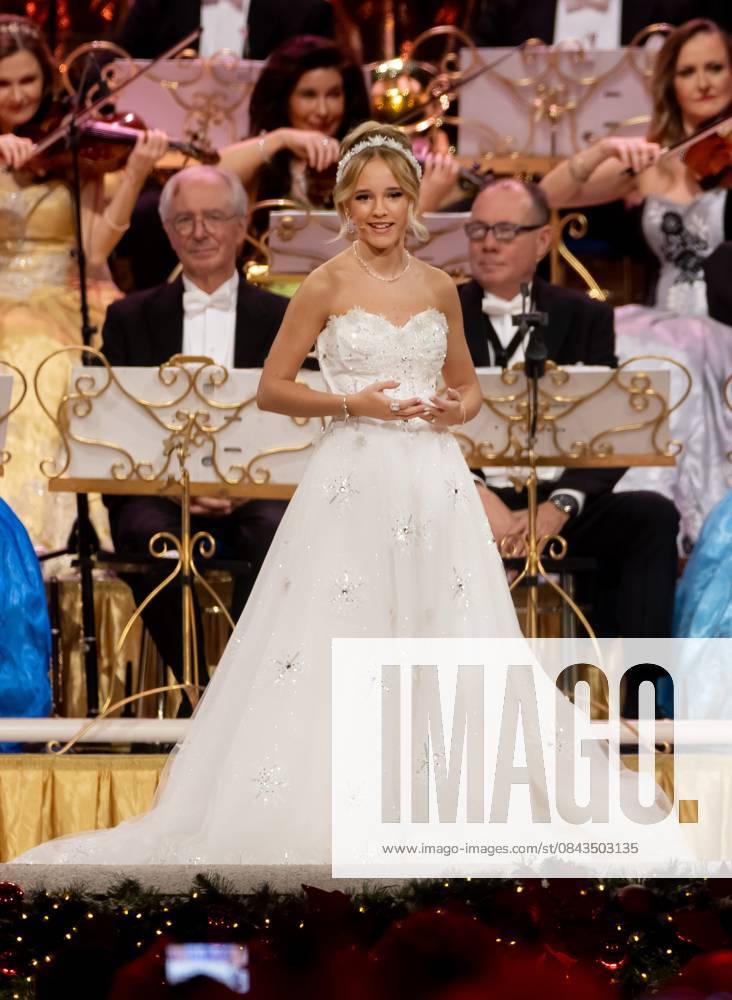 MAASTRICHT Emma Kok during the last of André Rieu s six Christmas concerts at the MECC. Rieu is accompanied by his Johann Strauss Orchestra, soloists, dancers, and skaters. ANP IRIS VAN DEN BROEK netherlands out - belgium out