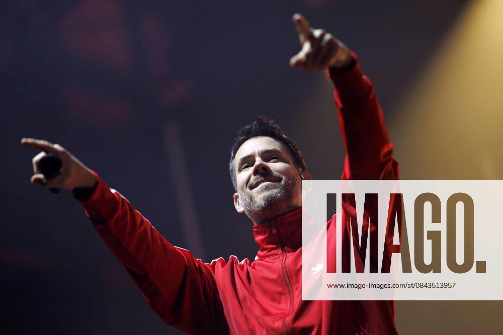 Sänger Johannes Strate von der Band Revolverheld bei einem Konzert im Rahmen ihrer Tour im Palladium. Köln, 21.12.2025 NRW Deutschland