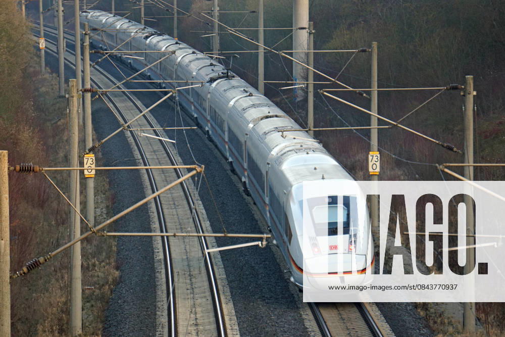 Einblicke bei einer Bahnfahrt mit Start in Goettingen Hbf nach Hannover Hbf auf der ICE Strecke bei Northeim. Zugreise in Deutschland mit der Bahn im ICE.