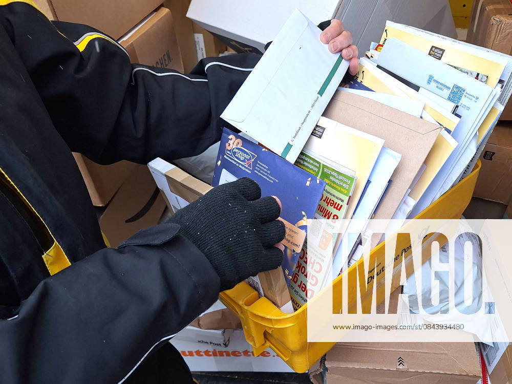 Winden Themenbild - Deutsche Post, DHL, Brieftraeger, Postbote, Briefe und Pakete zustellen Themenbild - Deutsche Post, DHL, Brieftraeger, Postbote, Briefe und Pakete zustellen Brieftraeger, Postler, Paketbote, Briefzusteller mit seinem Postauto, Postfahrzeug beim Post austragen und Paket, Päckchen scannen, Paket und Brief zustellen, Symbolbild, Themenbild, Featurebild