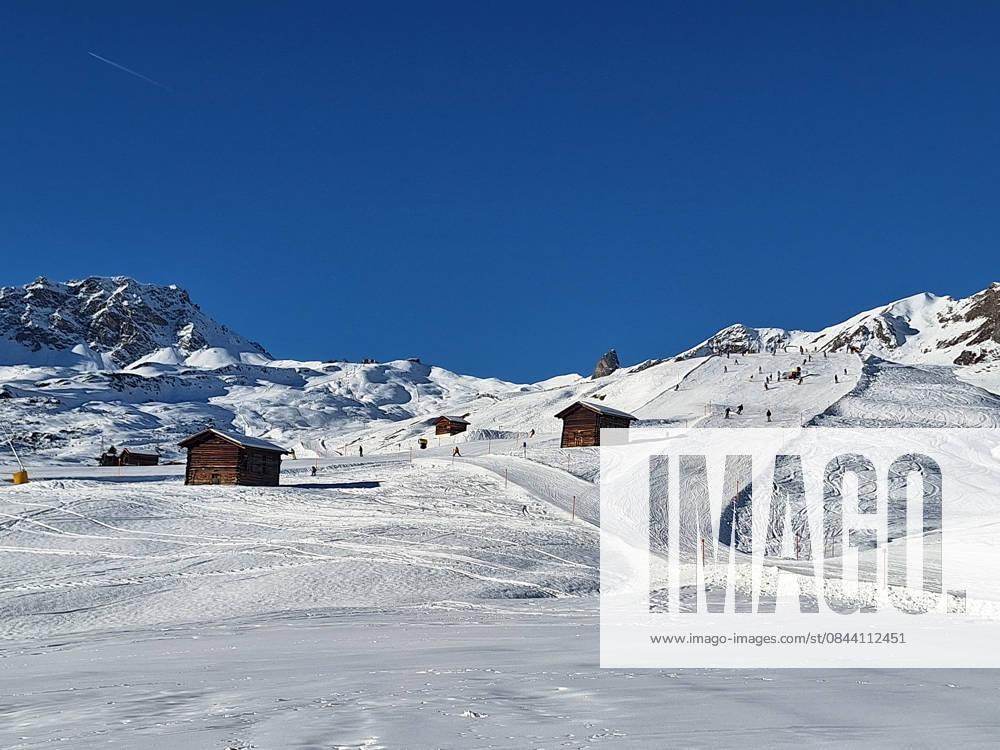 Arosa, Lenzerheide Themenbild - Schneemangel in den Alpen, Skifahren, Skifahrer auf Skipisten in der Alpenregion Arosa und Lenzerheide in Graubünden, Schweiz Themenbild - Schneemangel in den Alpen, Skifahren, Skifahrer auf Skipisten in der Alpenregion Arosa und Lenzerheide in Graubünden, Schweiz Schneemangel in den Alpen, Skifahren, Alpinski auf breiten Skipisten, Skiabfahrten in Arosa und Lenzerheide. Auf dem Bild Skifahrer, weisse Berge Gondeln der Bergbahn mit Weitblick in die Alpenregion Symbolbild, Themenbild, Featurebild