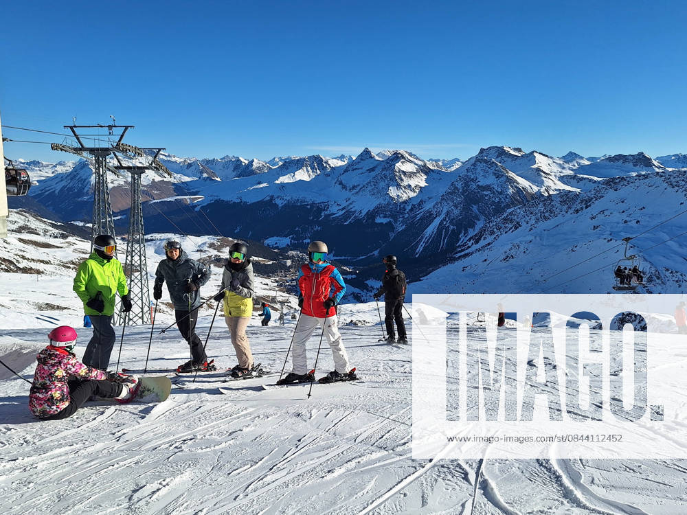 Arosa, Lenzerheide Themenbild - Schneemangel in den Alpen, Skifahren, Skifahrer auf Skipisten in der Alpenregion Arosa und Lenzerheide in Graubünden, Schweiz Themenbild - Schneemangel in den Alpen, Skifahren, Skifahrer auf Skipisten in der Alpenregion Arosa und Lenzerheide in Graubünden, Schweiz Schneemangel in den Alpen, Skifahren, Alpinski auf breiten Skipisten, Skiabfahrten in Arosa und Lenzerheide. Auf dem Bild Skifahrer, weisse Berge Gondeln der Bergbahn mit Weitblick in die Alpenregion Symbolbild, Themenbild, Featurebild