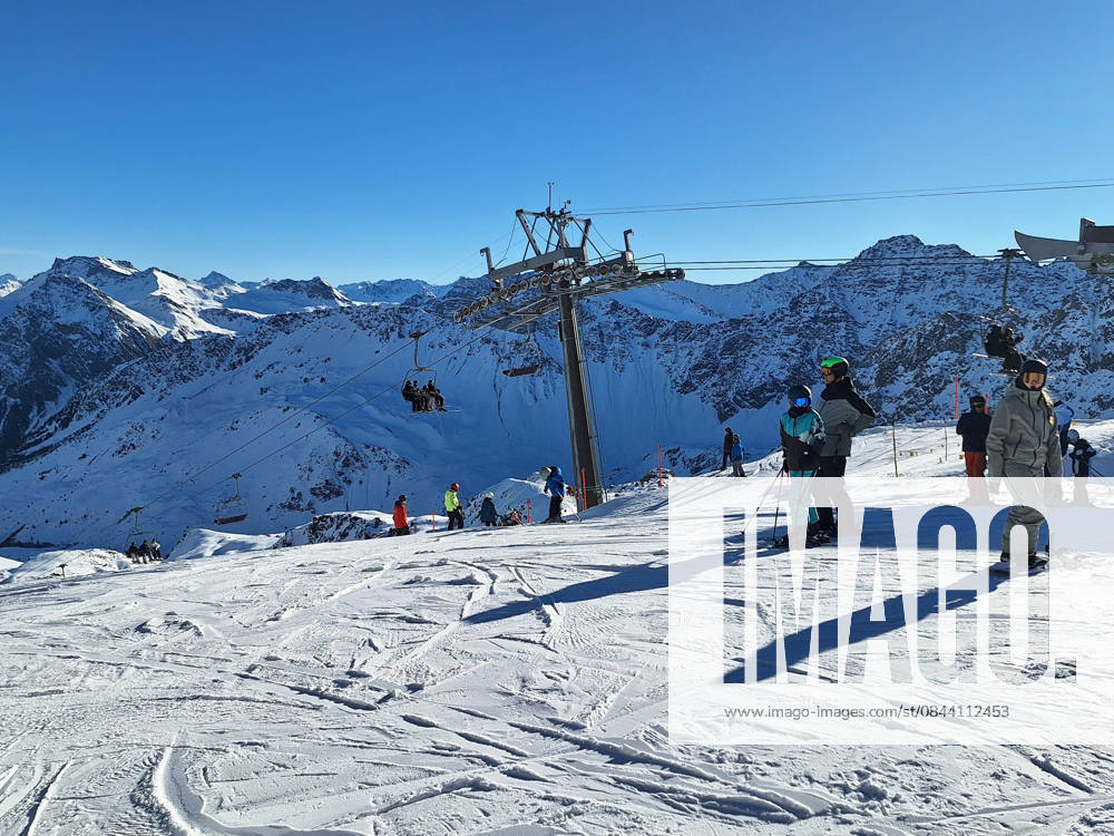 Arosa, Lenzerheide Themenbild - Schneemangel in den Alpen, Skifahren, Skifahrer auf Skipisten in der Alpenregion Arosa und Lenzerheide in Graubünden, Schweiz Themenbild - Schneemangel in den Alpen, Skifahren, Skifahrer auf Skipisten in der Alpenregion Arosa und Lenzerheide in Graubünden, Schweiz Schneemangel in den Alpen, Skifahren, Alpinski auf breiten Skipisten, Skiabfahrten in Arosa und Lenzerheide. Auf dem Bild Skifahrer, weisse Berge Gondeln der Bergbahn mit Weitblick in die Alpenregion Symbolbild, Themenbild, Featurebild