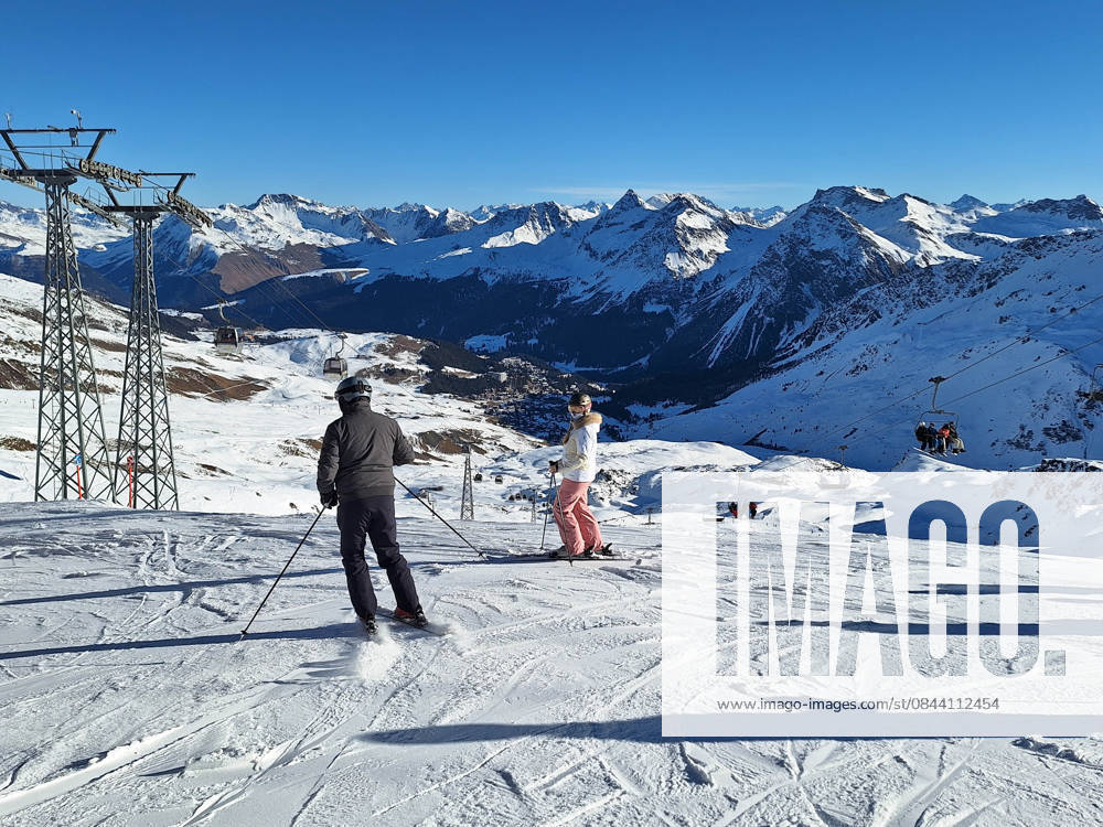 Arosa, Lenzerheide Themenbild - Schneemangel in den Alpen, Skifahren, Skifahrer auf Skipisten in der Alpenregion Arosa und Lenzerheide in Graubünden, Schweiz Themenbild - Schneemangel in den Alpen, Skifahren, Skifahrer auf Skipisten in der Alpenregion Arosa und Lenzerheide in Graubünden, Schweiz Schneemangel in den Alpen, Skifahren, Alpinski auf breiten Skipisten, Skiabfahrten in Arosa und Lenzerheide. Auf dem Bild Skifahrer, weisse Berge Gondeln der Bergbahn mit Weitblick in die Alpenregion Symbolbild, Themenbild, Featurebild