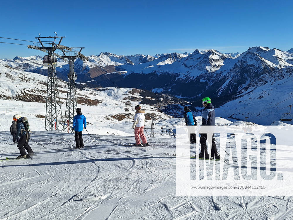 Arosa, Lenzerheide Themenbild - Schneemangel in den Alpen, Skifahren, Skifahrer auf Skipisten in der Alpenregion Arosa und Lenzerheide in Graubünden, Schweiz Themenbild - Schneemangel in den Alpen, Skifahren, Skifahrer auf Skipisten in der Alpenregion Arosa und Lenzerheide in Graubünden, Schweiz Schneemangel in den Alpen, Skifahren, Alpinski auf breiten Skipisten, Skiabfahrten in Arosa und Lenzerheide. Auf dem Bild Skifahrer, weisse Berge Gondeln der Bergbahn mit Weitblick in die Alpenregion Symbolbild, Themenbild, Featurebild