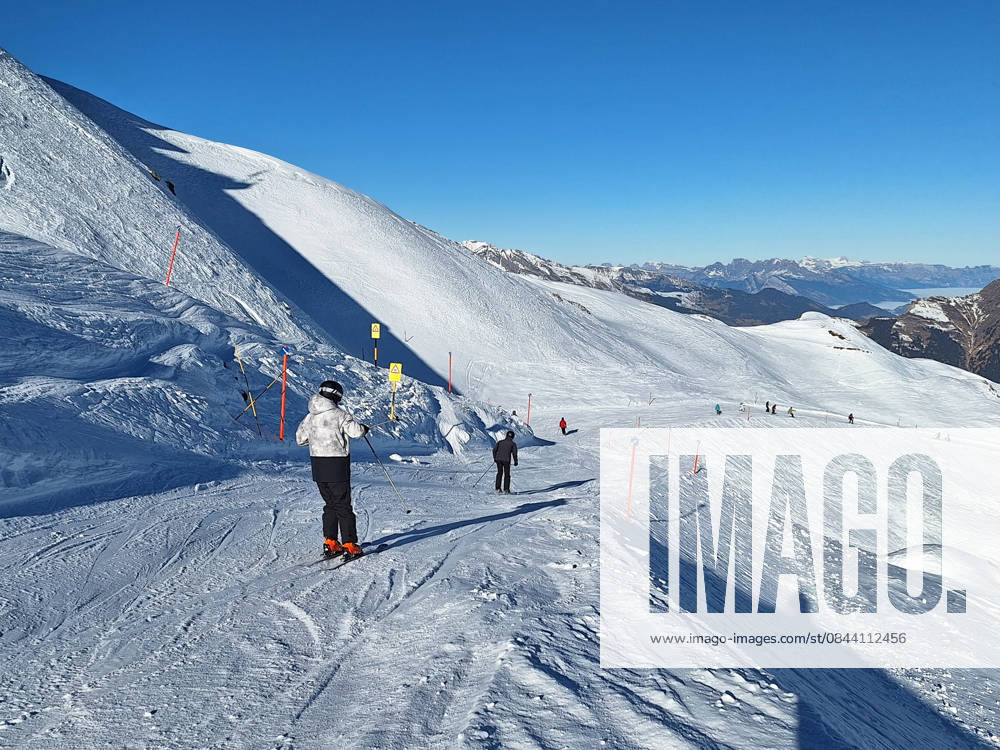 Arosa, Lenzerheide Themenbild - Schneemangel in den Alpen, Skifahren, Skifahrer auf Skipisten in der Alpenregion Arosa und Lenzerheide in Graubünden, Schweiz Themenbild - Schneemangel in den Alpen, Skifahren, Skifahrer auf Skipisten in der Alpenregion Arosa und Lenzerheide in Graubünden, Schweiz Schneemangel in den Alpen, Skifahren, Alpinski auf breiten Skipisten, Skiabfahrten in Arosa und Lenzerheide. Auf dem Bild Skifahrer, weisse Berge Gondeln der Bergbahn mit Weitblick in die Alpenregion Symbolbild, Themenbild, Featurebild