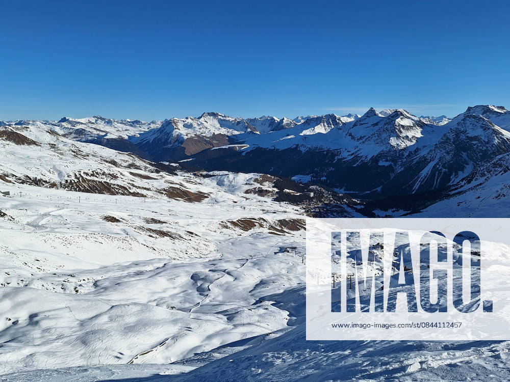 Arosa, Lenzerheide Themenbild - Schneemangel in den Alpen, Skifahren, Skifahrer auf Skipisten in der Alpenregion Arosa und Lenzerheide in Graubünden, Schweiz Themenbild - Schneemangel in den Alpen, Skifahren, Skifahrer auf Skipisten in der Alpenregion Arosa und Lenzerheide in Graubünden, Schweiz Schneemangel in den Alpen, Skifahren, Alpinski auf breiten Skipisten, Skiabfahrten in Arosa und Lenzerheide. Auf dem Bild Skifahrer, weisse Berge Gondeln der Bergbahn mit Weitblick in die Alpenregion Symbolbild, Themenbild, Featurebild