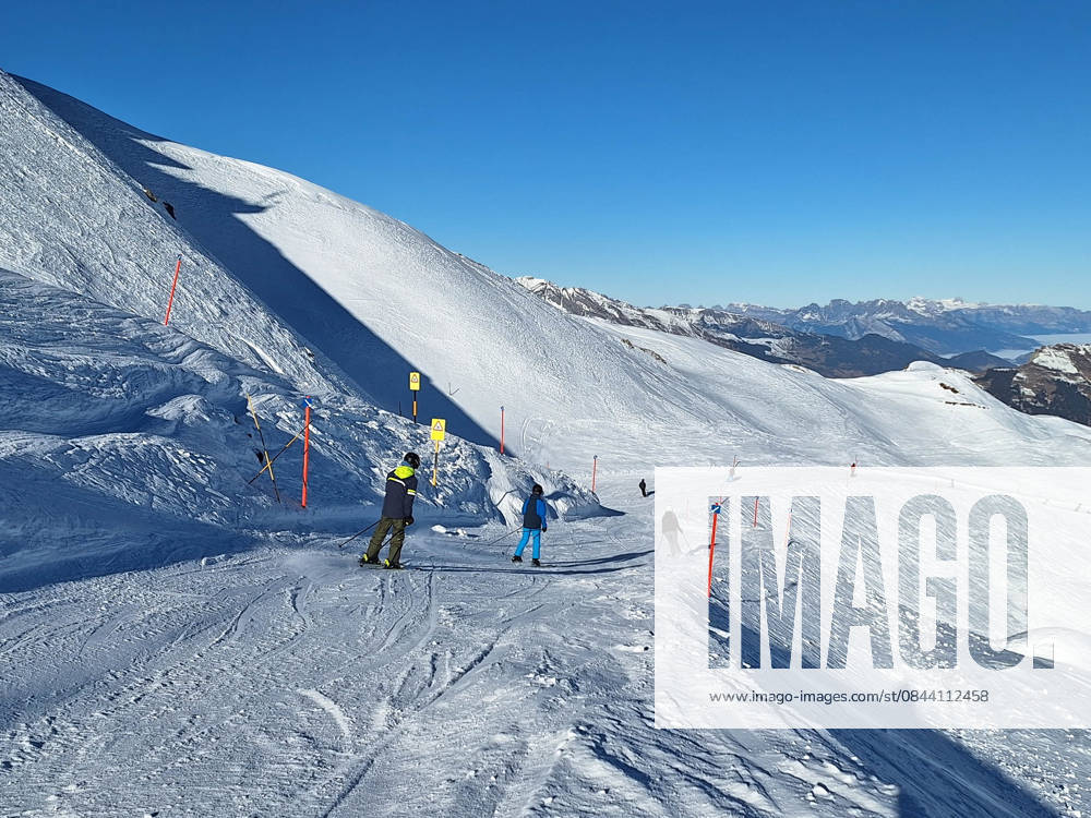 Arosa, Lenzerheide Themenbild - Schneemangel in den Alpen, Skifahren, Skifahrer auf Skipisten in der Alpenregion Arosa und Lenzerheide in Graubünden, Schweiz Themenbild - Schneemangel in den Alpen, Skifahren, Skifahrer auf Skipisten in der Alpenregion Arosa und Lenzerheide in Graubünden, Schweiz Schneemangel in den Alpen, Skifahren, Alpinski auf breiten Skipisten, Skiabfahrten in Arosa und Lenzerheide. Auf dem Bild Skifahrer, weisse Berge Gondeln der Bergbahn mit Weitblick in die Alpenregion Symbolbild, Themenbild, Featurebild