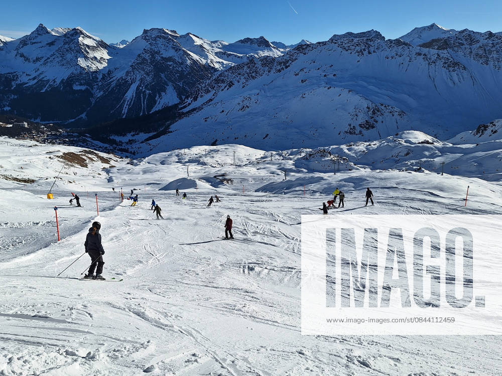Arosa, Lenzerheide Themenbild - Schneemangel in den Alpen, Skifahren, Skifahrer auf Skipisten in der Alpenregion Arosa und Lenzerheide in Graubünden, Schweiz Themenbild - Schneemangel in den Alpen, Skifahren, Skifahrer auf Skipisten in der Alpenregion Arosa und Lenzerheide in Graubünden, Schweiz Schneemangel in den Alpen, Skifahren, Alpinski auf breiten Skipisten, Skiabfahrten in Arosa und Lenzerheide. Auf dem Bild Skifahrer, weisse Berge Gondeln der Bergbahn mit Weitblick in die Alpenregion Symbolbild, Themenbild, Featurebild