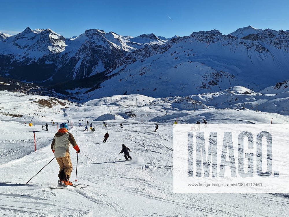 Arosa, Lenzerheide Themenbild - Schneemangel in den Alpen, Skifahren, Skifahrer auf Skipisten in der Alpenregion Arosa und Lenzerheide in Graubünden, Schweiz Themenbild - Schneemangel in den Alpen, Skifahren, Skifahrer auf Skipisten in der Alpenregion Arosa und Lenzerheide in Graubünden, Schweiz Schneemangel in den Alpen, Skifahren, Alpinski auf breiten Skipisten, Skiabfahrten in Arosa und Lenzerheide. Auf dem Bild Skifahrer, weisse Berge Gondeln der Bergbahn mit Weitblick in die Alpenregion Symbolbild, Themenbild, Featurebild