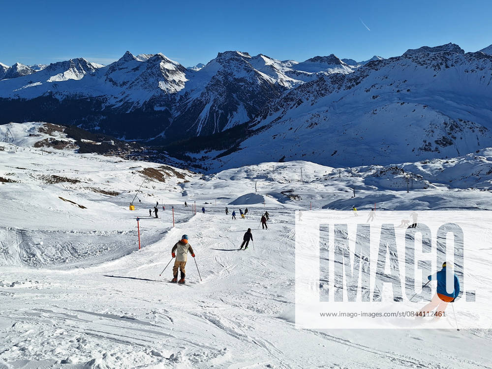 Arosa, Lenzerheide Themenbild - Schneemangel in den Alpen, Skifahren, Skifahrer auf Skipisten in der Alpenregion Arosa und Lenzerheide in Graubünden, Schweiz Themenbild - Schneemangel in den Alpen, Skifahren, Skifahrer auf Skipisten in der Alpenregion Arosa und Lenzerheide in Graubünden, Schweiz Schneemangel in den Alpen, Skifahren, Alpinski auf breiten Skipisten, Skiabfahrten in Arosa und Lenzerheide. Auf dem Bild Skifahrer, weisse Berge Gondeln der Bergbahn mit Weitblick in die Alpenregion Symbolbild, Themenbild, Featurebild