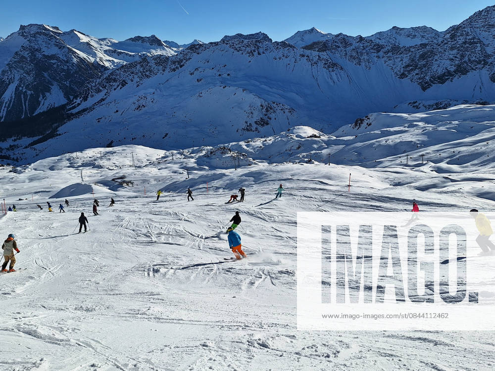 Arosa, Lenzerheide Themenbild - Schneemangel in den Alpen, Skifahren, Skifahrer auf Skipisten in der Alpenregion Arosa und Lenzerheide in Graubünden, Schweiz Themenbild - Schneemangel in den Alpen, Skifahren, Skifahrer auf Skipisten in der Alpenregion Arosa und Lenzerheide in Graubünden, Schweiz Schneemangel in den Alpen, Skifahren, Alpinski auf breiten Skipisten, Skiabfahrten in Arosa und Lenzerheide. Auf dem Bild Skifahrer, weisse Berge Gondeln der Bergbahn mit Weitblick in die Alpenregion Symbolbild, Themenbild, Featurebild