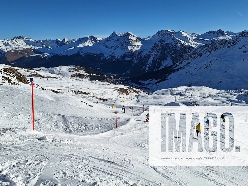 Arosa, Lenzerheide Themenbild - Schneemangel in den Alpen, Skifahren, Skifahrer auf Skipisten in der Alpenregion Arosa und Lenzerheide in Graubünden, Schweiz Themenbild - Schneemangel in den Alpen, Skifahren, Skifahrer auf Skipisten in der Alpenregion Arosa und Lenzerheide in Graubünden, Schweiz Schneemangel in den Alpen, Skifahren, Alpinski auf breiten Skipisten, Skiabfahrten in Arosa und Lenzerheide. Auf dem Bild Skifahrer, weisse Berge Gondeln der Bergbahn mit Weitblick in die Alpenregion Symbolbild, Themenbild, Featurebild