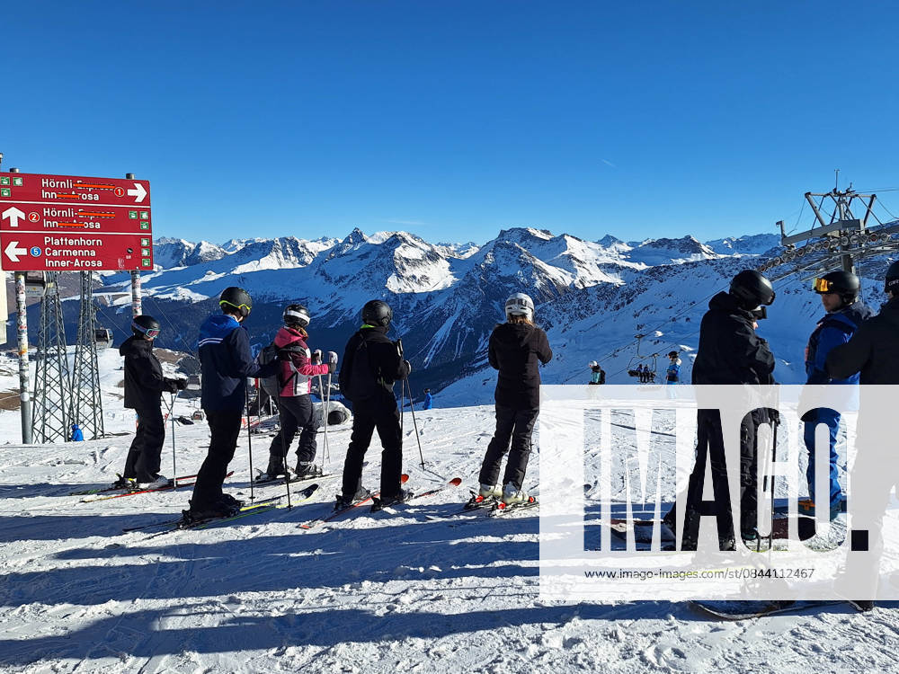 Arosa, Lenzerheide Themenbild - Schneemangel in den Alpen, Skifahren, Skifahrer auf Skipisten in der Alpenregion Arosa und Lenzerheide in Graubünden, Schweiz Themenbild - Schneemangel in den Alpen, Skifahren, Skifahrer auf Skipisten in der Alpenregion Arosa und Lenzerheide in Graubünden, Schweiz Schneemangel in den Alpen, Skifahren, Alpinski auf breiten Skipisten, Skiabfahrten in Arosa und Lenzerheide. Auf dem Bild Skifahrer, weisse Berge Gondeln der Bergbahn mit Weitblick in die Alpenregion Symbolbild, Themenbild, Featurebild