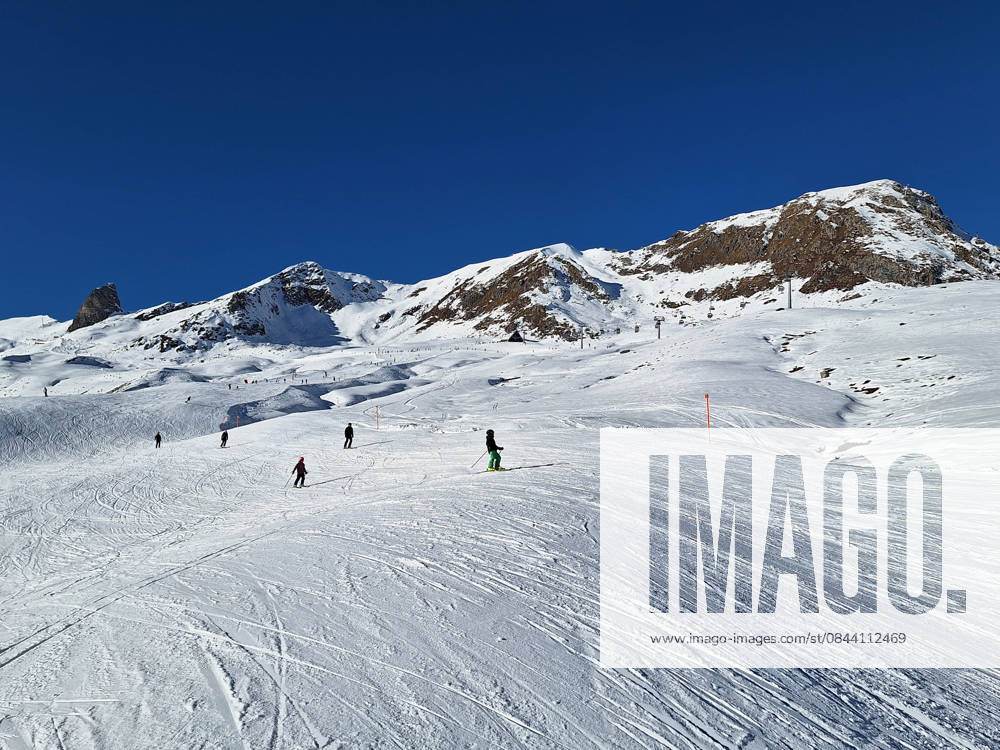 Arosa, Lenzerheide Themenbild - Schneemangel in den Alpen, Skifahren, Skifahrer auf Skipisten in der Alpenregion Arosa und Lenzerheide in Graubünden, Schweiz Themenbild - Schneemangel in den Alpen, Skifahren, Skifahrer auf Skipisten in der Alpenregion Arosa und Lenzerheide in Graubünden, Schweiz Schneemangel in den Alpen, Skifahren, Alpinski auf breiten Skipisten, Skiabfahrten in Arosa und Lenzerheide. Auf dem Bild Skifahrer, weisse Berge Gondeln der Bergbahn mit Weitblick in die Alpenregion Symbolbild, Themenbild, Featurebild