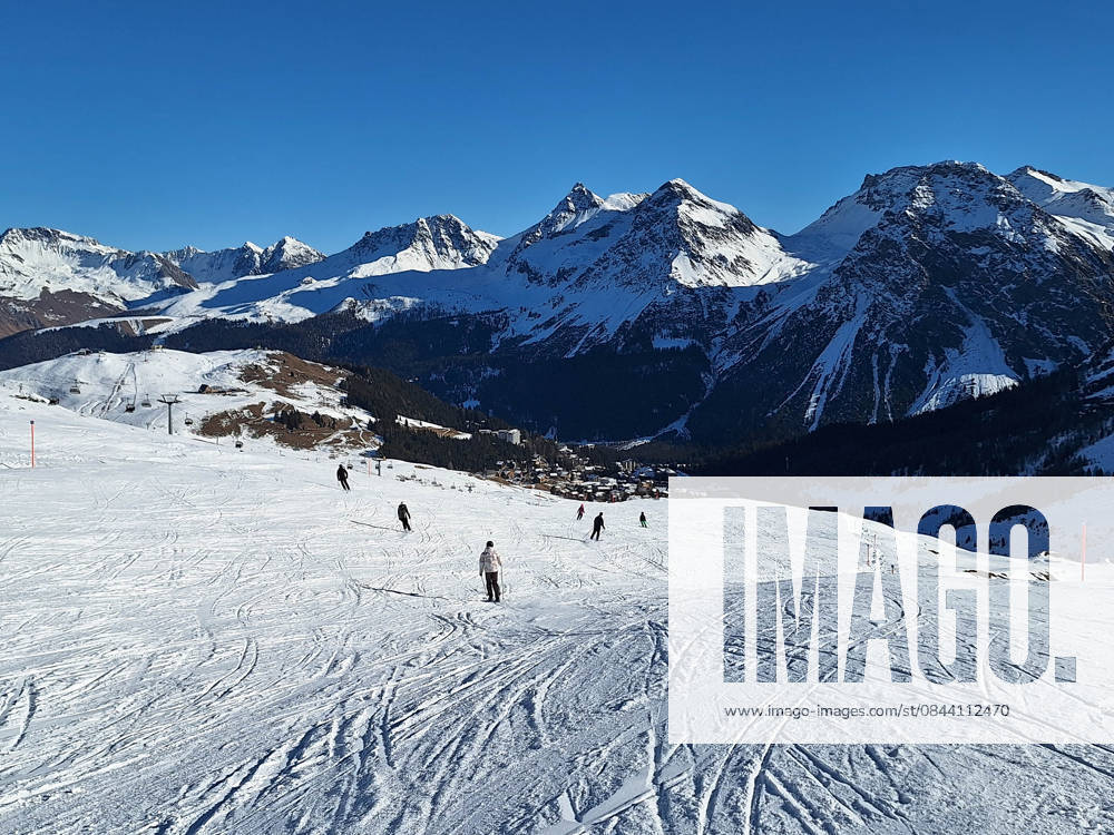 Arosa, Lenzerheide Themenbild - Schneemangel in den Alpen, Skifahren, Skifahrer auf Skipisten in der Alpenregion Arosa und Lenzerheide in Graubünden, Schweiz Themenbild - Schneemangel in den Alpen, Skifahren, Skifahrer auf Skipisten in der Alpenregion Arosa und Lenzerheide in Graubünden, Schweiz Schneemangel in den Alpen, Skifahren, Alpinski auf breiten Skipisten, Skiabfahrten in Arosa und Lenzerheide. Auf dem Bild Skifahrer, weisse Berge Gondeln der Bergbahn mit Weitblick in die Alpenregion Symbolbild, Themenbild, Featurebild