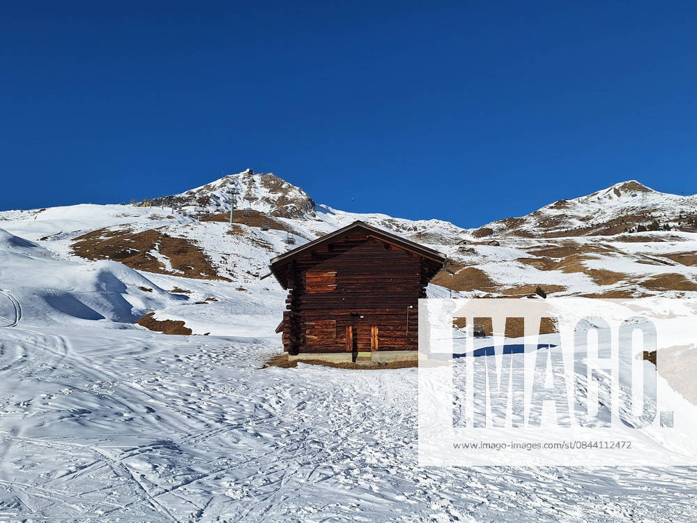 Arosa, Lenzerheide Themenbild - Schneemangel in den Alpen, Skifahren, Skifahrer auf Skipisten in der Alpenregion Arosa und Lenzerheide in Graubünden, Schweiz Themenbild - Schneemangel in den Alpen, Skifahren, Skifahrer auf Skipisten in der Alpenregion Arosa und Lenzerheide in Graubünden, Schweiz Schneemangel in den Alpen, Skifahren, Alpinski auf breiten Skipisten, Skiabfahrten in Arosa und Lenzerheide. Auf dem Bild Skifahrer, weisse Berge Gondeln der Bergbahn mit Weitblick in die Alpenregion Symbolbild, Themenbild, Featurebild