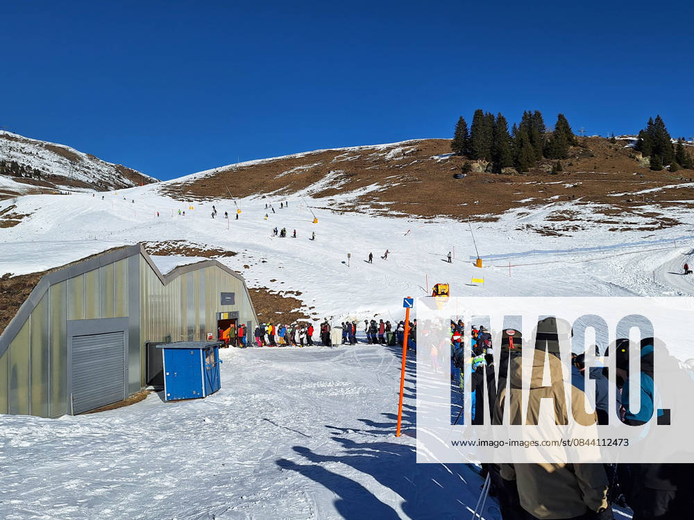 Arosa, Lenzerheide Themenbild - Schneemangel in den Alpen, Skifahren, Skifahrer auf Skipisten in der Alpenregion Arosa und Lenzerheide in Graubünden, Schweiz Themenbild - Schneemangel in den Alpen, Skifahren, Skifahrer auf Skipisten in der Alpenregion Arosa und Lenzerheide in Graubünden, Schweiz Schneemangel in den Alpen, Skifahren, Alpinski auf breiten Skipisten, Skiabfahrten in Arosa und Lenzerheide. Auf dem Bild Skifahrer, weisse Berge Gondeln der Bergbahn mit Weitblick in die Alpenregion Symbolbild, Themenbild, Featurebild