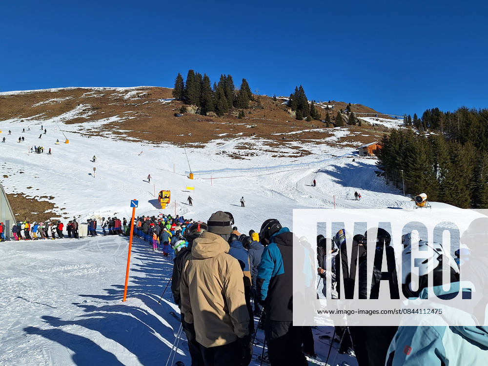 Arosa, Lenzerheide Themenbild - Schneemangel in den Alpen, Skifahren, Skifahrer auf Skipisten in der Alpenregion Arosa und Lenzerheide in Graubünden, Schweiz Themenbild - Schneemangel in den Alpen, Skifahren, Skifahrer auf Skipisten in der Alpenregion Arosa und Lenzerheide in Graubünden, Schweiz Schneemangel in den Alpen, Skifahren, Alpinski auf breiten Skipisten, Skiabfahrten in Arosa und Lenzerheide. Auf dem Bild Skifahrer, weisse Berge Gondeln der Bergbahn mit Weitblick in die Alpenregion Symbolbild, Themenbild, Featurebild