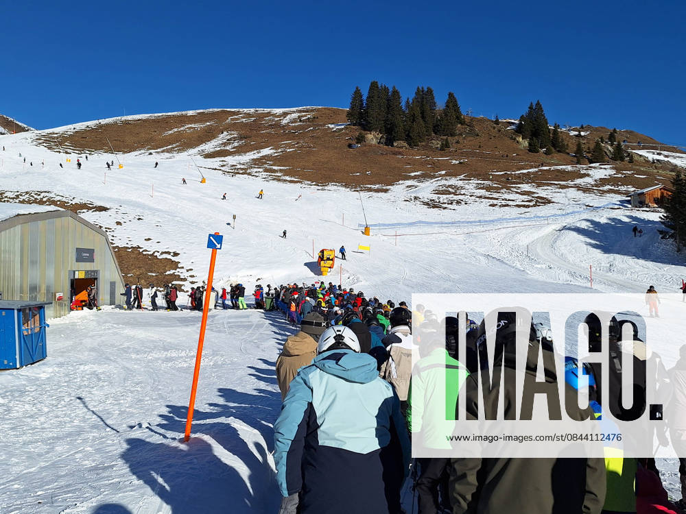 Arosa, Lenzerheide Themenbild - Schneemangel in den Alpen, Skifahren, Skifahrer auf Skipisten in der Alpenregion Arosa und Lenzerheide in Graubünden, Schweiz Themenbild - Schneemangel in den Alpen, Skifahren, Skifahrer auf Skipisten in der Alpenregion Arosa und Lenzerheide in Graubünden, Schweiz Schneemangel in den Alpen, Skifahren, Alpinski auf breiten Skipisten, Skiabfahrten in Arosa und Lenzerheide. Auf dem Bild Skifahrer, weisse Berge Gondeln der Bergbahn mit Weitblick in die Alpenregion Symbolbild, Themenbild, Featurebild