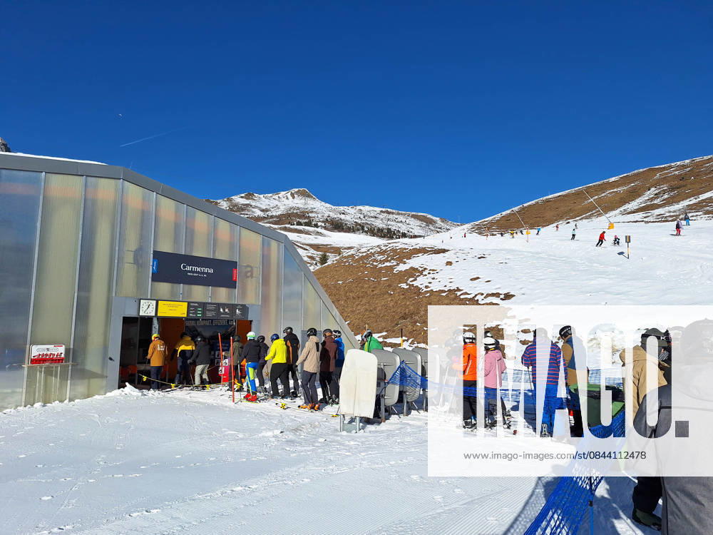 Arosa, Lenzerheide Themenbild - Schneemangel in den Alpen, Skifahren, Skifahrer auf Skipisten in der Alpenregion Arosa und Lenzerheide in Graubünden, Schweiz Themenbild - Schneemangel in den Alpen, Skifahren, Skifahrer auf Skipisten in der Alpenregion Arosa und Lenzerheide in Graubünden, Schweiz Schneemangel in den Alpen, Skifahren, Alpinski auf breiten Skipisten, Skiabfahrten in Arosa und Lenzerheide. Auf dem Bild Skifahrer, weisse Berge Gondeln der Bergbahn mit Weitblick in die Alpenregion Symbolbild, Themenbild, Featurebild