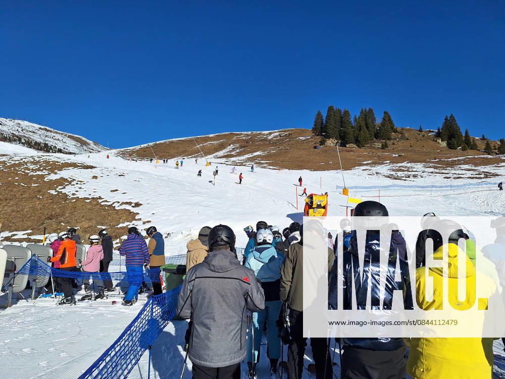 Arosa, Lenzerheide Themenbild - Schneemangel in den Alpen, Skifahren, Skifahrer auf Skipisten in der Alpenregion Arosa und Lenzerheide in Graubünden, Schweiz Themenbild - Schneemangel in den Alpen, Skifahren, Skifahrer auf Skipisten in der Alpenregion Arosa und Lenzerheide in Graubünden, Schweiz Schneemangel in den Alpen, Skifahren, Alpinski auf breiten Skipisten, Skiabfahrten in Arosa und Lenzerheide. Auf dem Bild Skifahrer, weisse Berge Gondeln der Bergbahn mit Weitblick in die Alpenregion Symbolbild, Themenbild, Featurebild