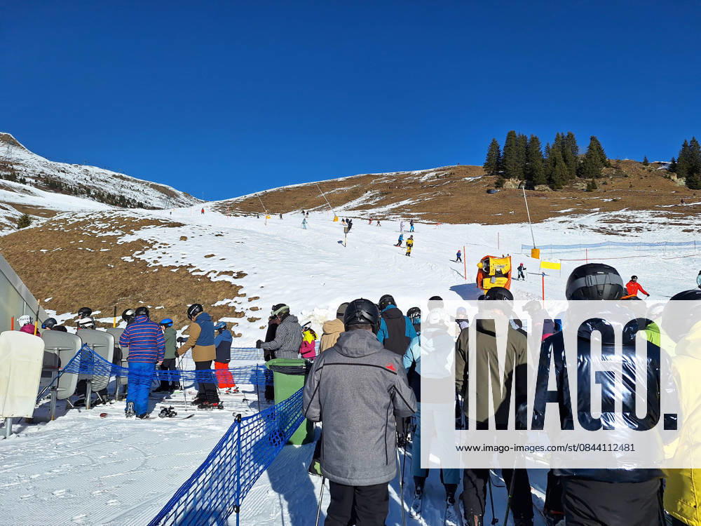 Arosa, Lenzerheide Themenbild - Schneemangel in den Alpen, Skifahren, Skifahrer auf Skipisten in der Alpenregion Arosa und Lenzerheide in Graubünden, Schweiz Themenbild - Schneemangel in den Alpen, Skifahren, Skifahrer auf Skipisten in der Alpenregion Arosa und Lenzerheide in Graubünden, Schweiz Schneemangel in den Alpen, Skifahren, Alpinski auf breiten Skipisten, Skiabfahrten in Arosa und Lenzerheide. Auf dem Bild Skifahrer, weisse Berge Gondeln der Bergbahn mit Weitblick in die Alpenregion Symbolbild, Themenbild, Featurebild
