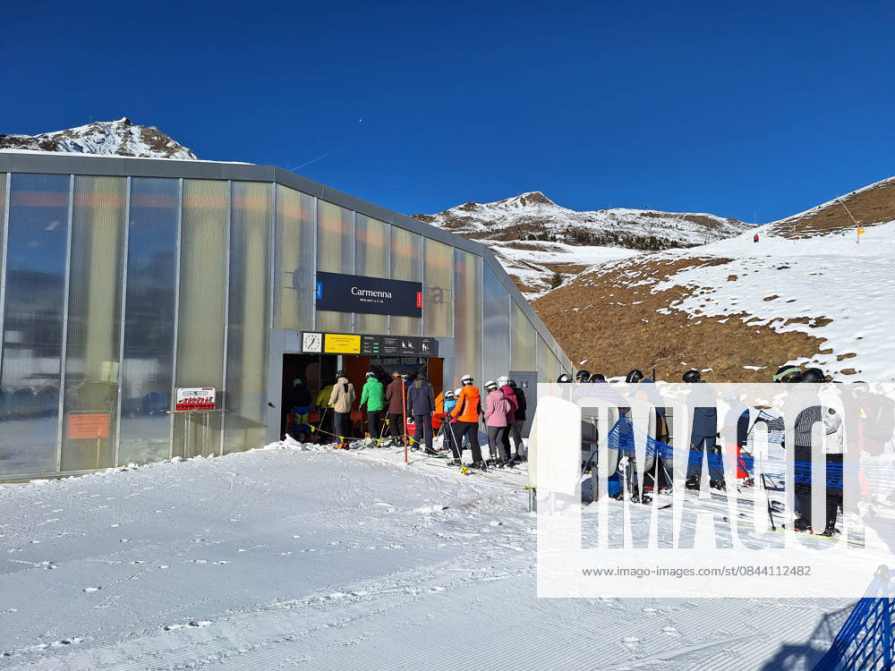 Arosa, Lenzerheide Themenbild - Schneemangel in den Alpen, Skifahren, Skifahrer auf Skipisten in der Alpenregion Arosa und Lenzerheide in Graubünden, Schweiz Themenbild - Schneemangel in den Alpen, Skifahren, Skifahrer auf Skipisten in der Alpenregion Arosa und Lenzerheide in Graubünden, Schweiz Schneemangel in den Alpen, Skifahren, Alpinski auf breiten Skipisten, Skiabfahrten in Arosa und Lenzerheide. Auf dem Bild Skifahrer, weisse Berge Gondeln der Bergbahn mit Weitblick in die Alpenregion Symbolbild, Themenbild, Featurebild